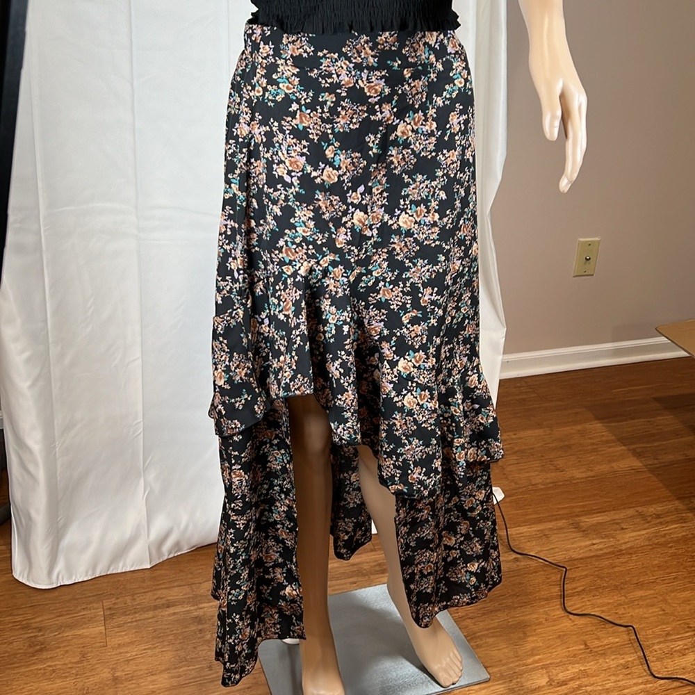 Layered high low side slit summer skirt with floral print.